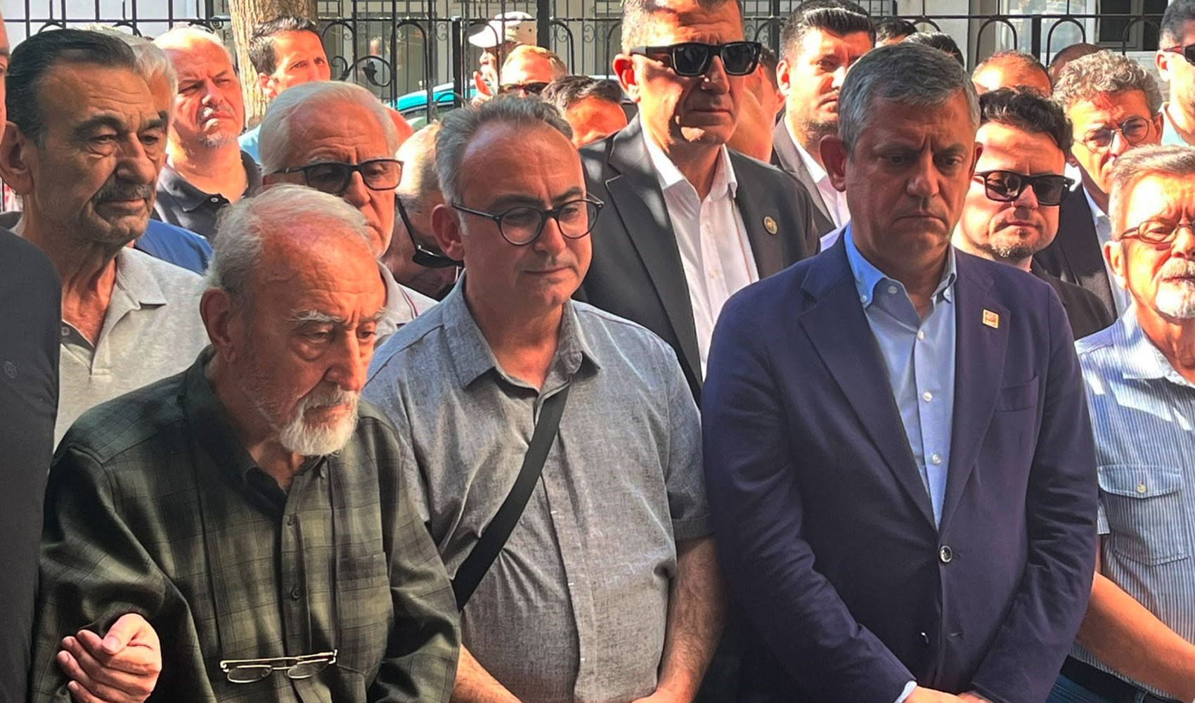 Özgür Özel, İzmir'de Gönülşen ailesinin cenazesine katıldı