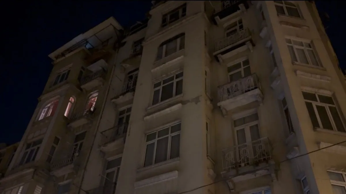 Beyoğlu'nda 5 katlı binada panik anları: Mutfak duvarı çöktü vatandaş tahliye edildi