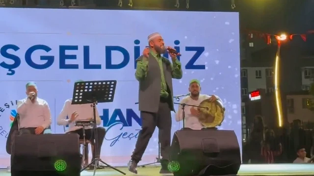 Celal Karatüre söyledi binlerce vatandaş "Kabe’de hacılar “Hu!” der Allah" ilahisine eşlik etti