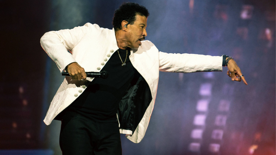 Lionel Richie sahnede rahatsızlanınca konseri yarıda kesti