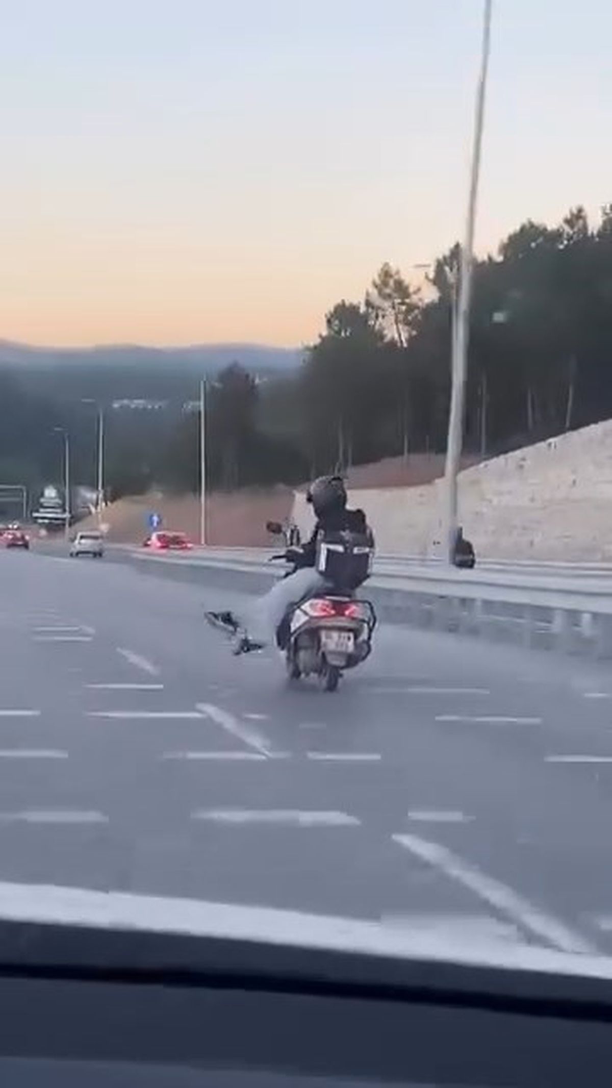 Ümraniye'de motokuryenin tehlikeli yolculuğu kamerada