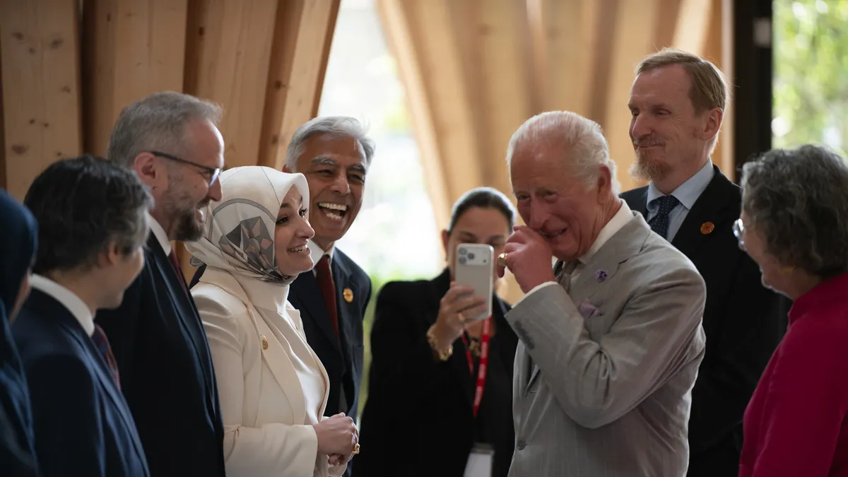 Kral Charles Cambridge Merkez Camisi'ni ziyaret etti