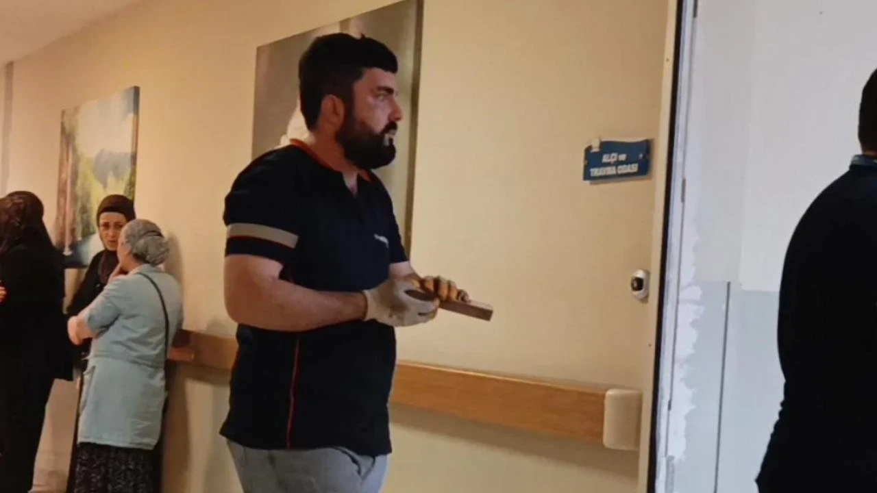 Çiviyi tahta yerine eline çaktı hastaneye kaldırıldı