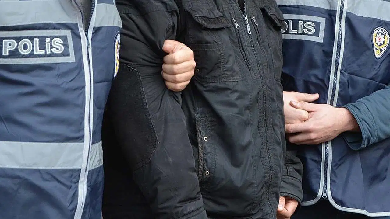 'Sahte belgelerle ikamet izni' operasyonu: 8 ilde 64 şüpheli yakalandı
