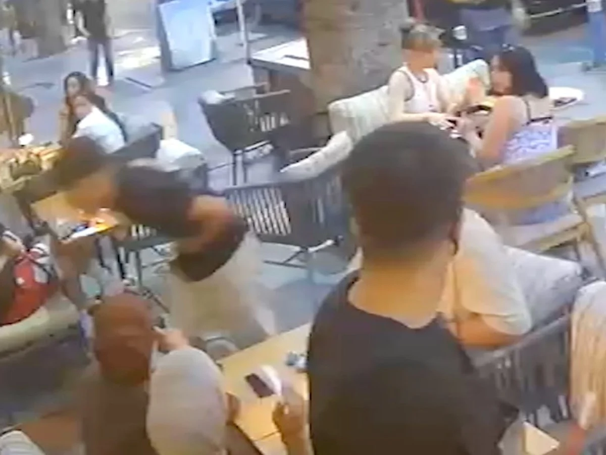 İzmir'de bıçaklanarak öldürülen 15 yaşındaki çocuğun kafeye sığındığı anlar kamerada