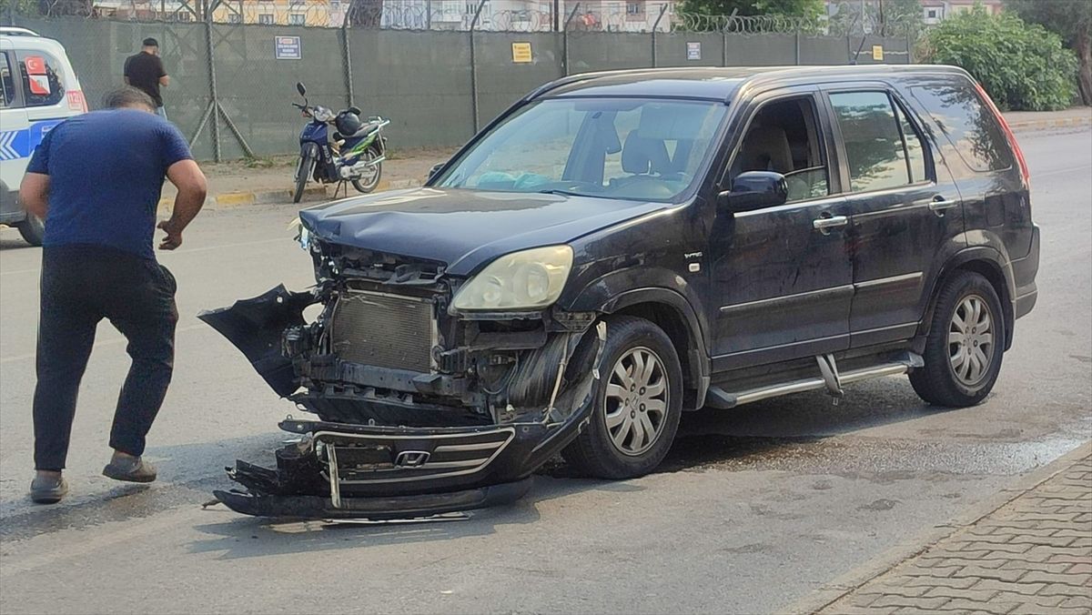 İzmir'de otomobil ile cipin çarpıştığı kazada 4 kişi yaralandı