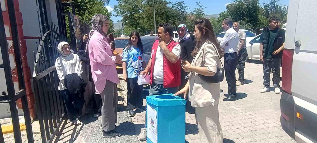 YKS sonrası anlamlı dayanışma: Kalem ve silgiler köy okullarına ulaştırılacak