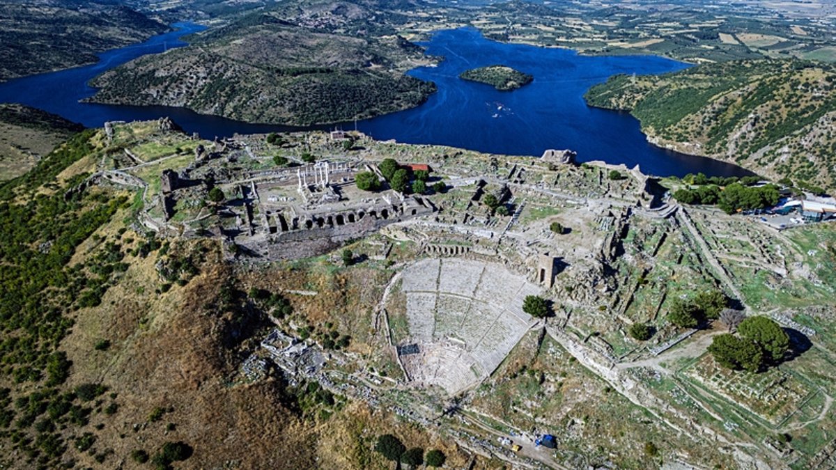 İzmir’de geçmişle bugünün buluştuğu yer: Bergama Akropolis