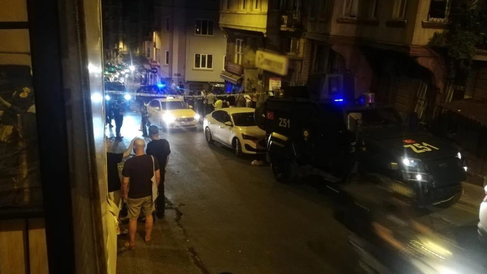 Beyoğlu'nda sokağa bırakılan patlayıcı nedeniyle bina, araç ve iş yerlerinde hasar meydana geldi