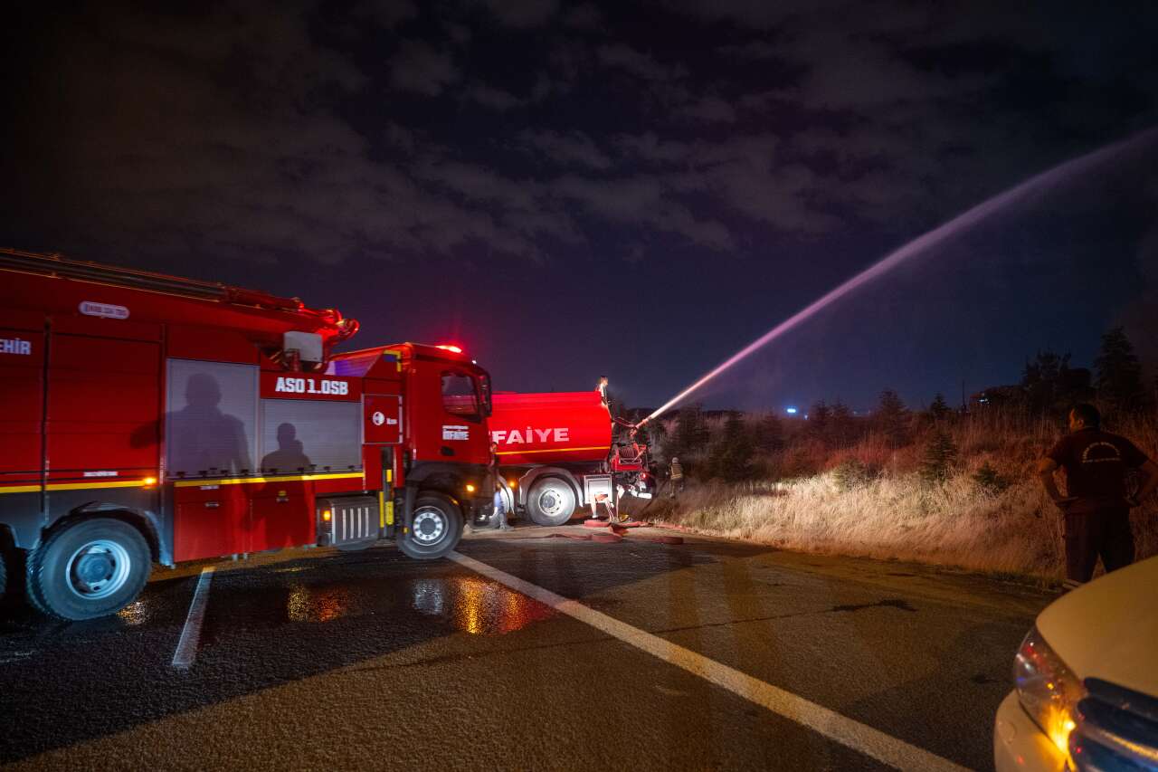 Ankara'da boş arazide yanan paletlere itfaiye müdahale ediyor