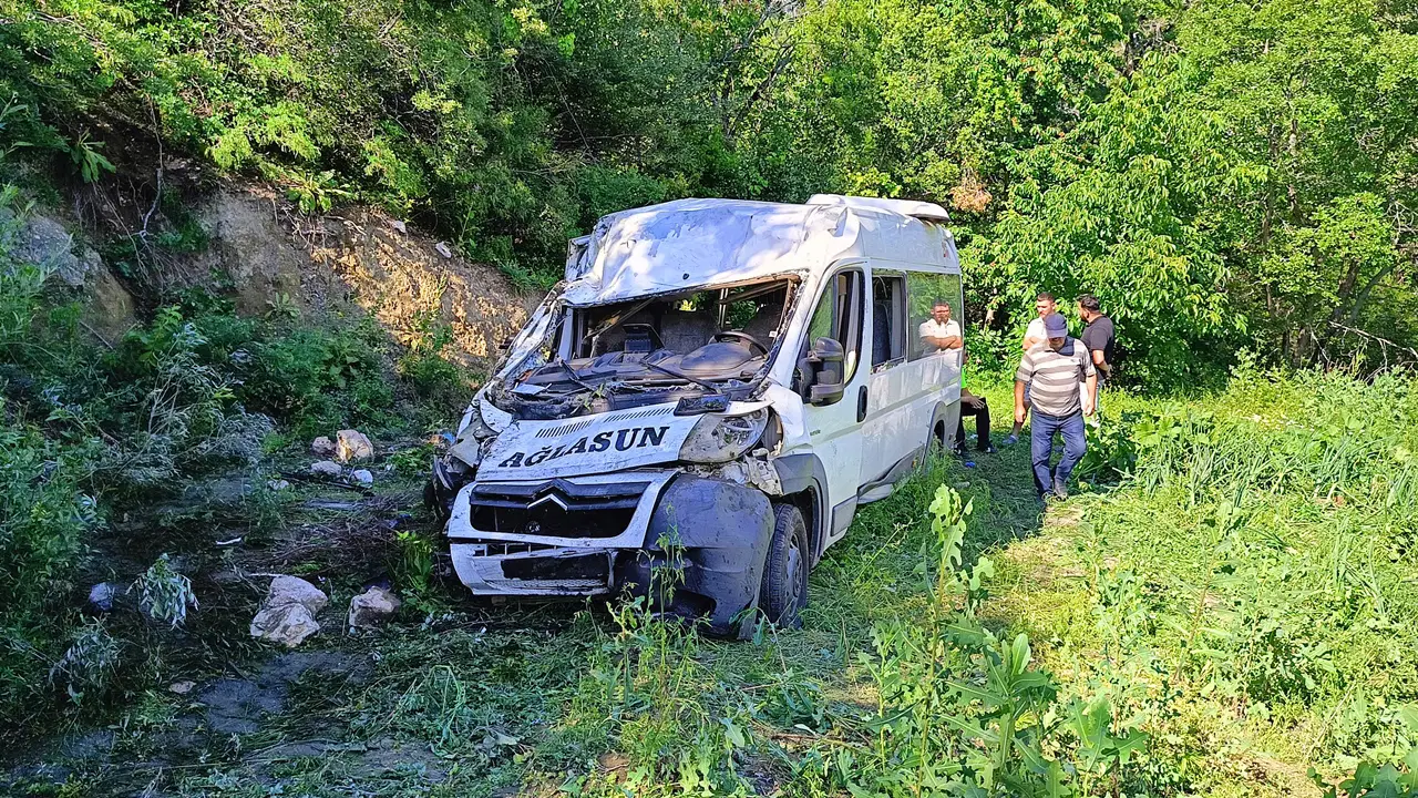 Burdur'da minibüs şarampole yuvarlandı: Yaralılar var