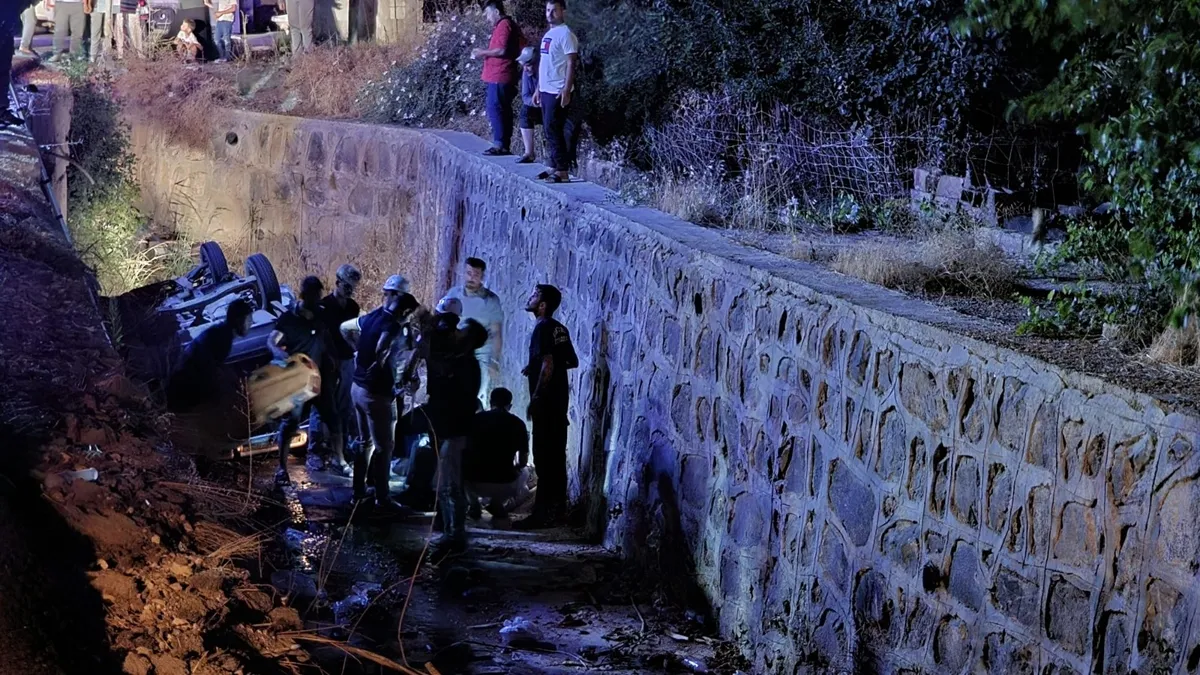 Şanlıurfa'da otomobil tahliye kanalına düştü! 4 yaralı