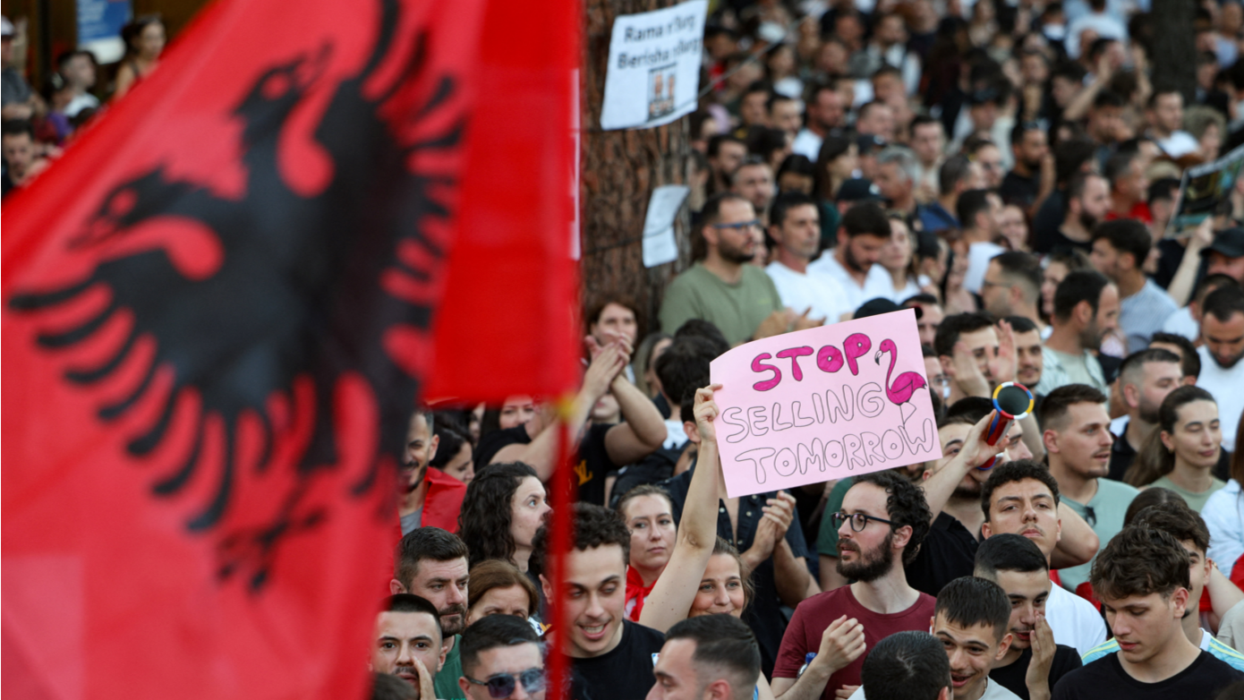 Trump'ın damadının projesi halkı sokağa döktü. "Arnavutluk satılık değil"