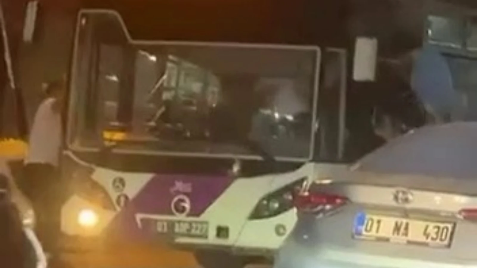 Adana'da 10 kişilik gruptan otobüs şoförüne saldırı