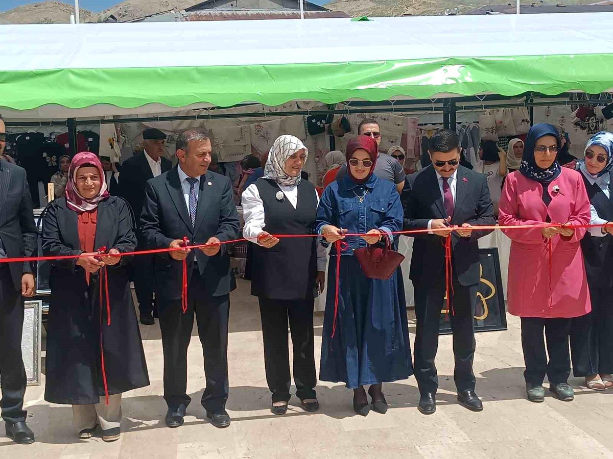 Özalp Halk Eğitim Merkezi Müdürlüğünün yılsonu sergisi yoğun ilgi gördü