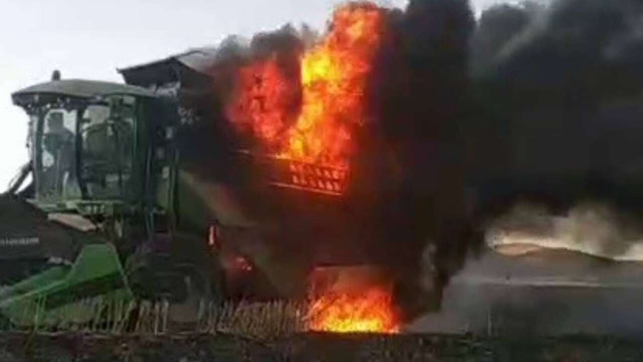 Sivas’ta hasat sırasında biçerdöver alevlere teslim oldu