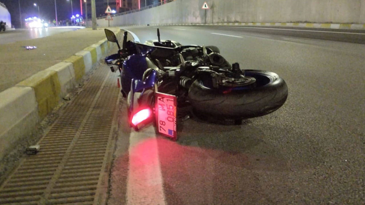 Karabük'te motosiklet direğe çarptı: 2 üniversite öğrencisi öldü