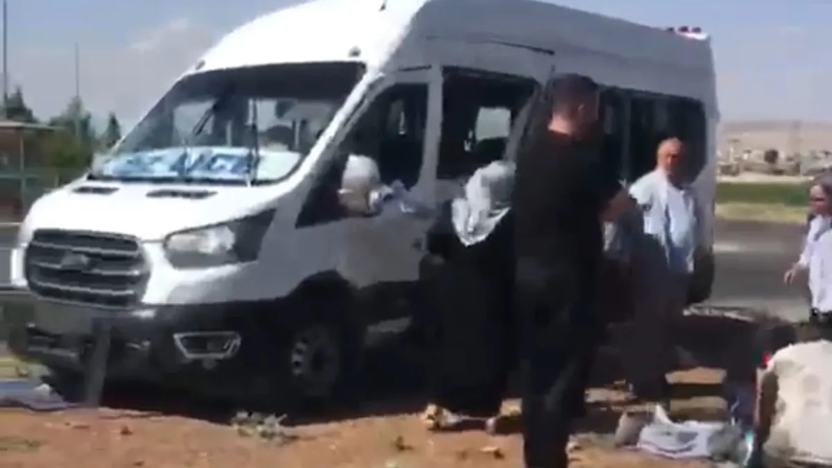 Batman'da feci kaza! Yolcu minibüsü ile para nakil aracı çarpıştı