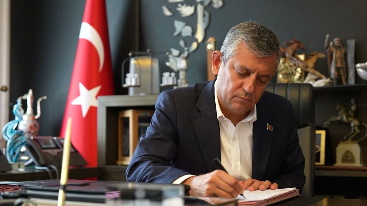 Özgür Özel, CHP’den istifa etti. 91 CHP milletvekili de partilerinden istifa ederek YENİ Parti'nin kurucusu oldu
