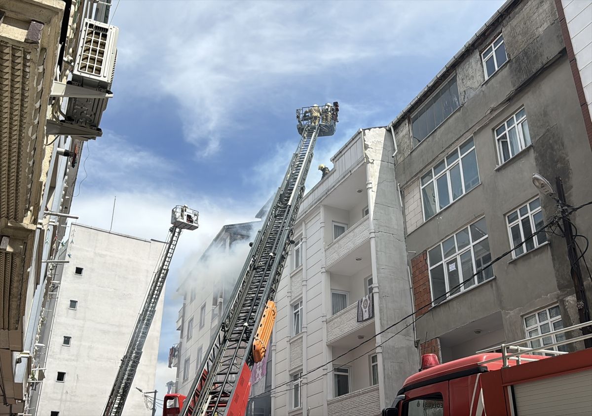 Esenyurt'ta 4 binanın çatısındaki yangına müdahale ediliyor