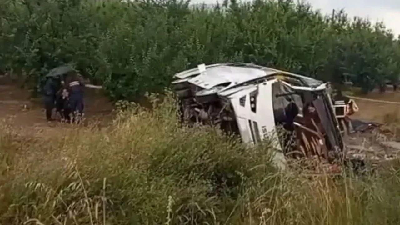 Katliam gibi kaza: Tur minibüsü şarampole yuvarlandı!