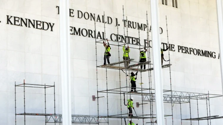 Trump'ın adı tarihi binadan kaldırıldı