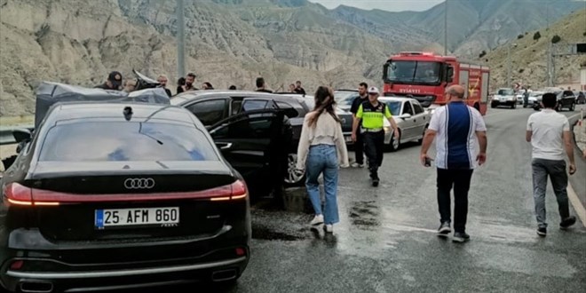 Erzurum'da ticari araç ve otomobil çarpıştı: 1 ölü 4 yaralı