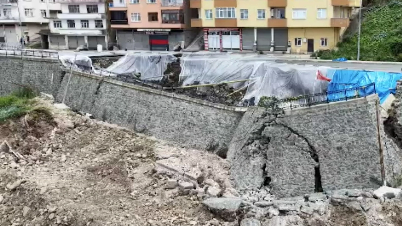 Rize'de korku dolu anlar! Yol çöktü, facia son anda önlendi