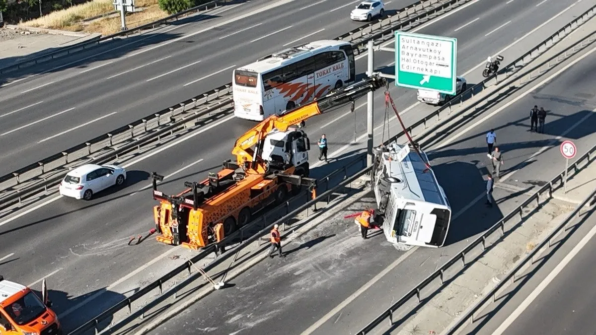 Sultangazi'de kontrolden çıkan midibüs bariyerlere çarptı: 12 yaralı