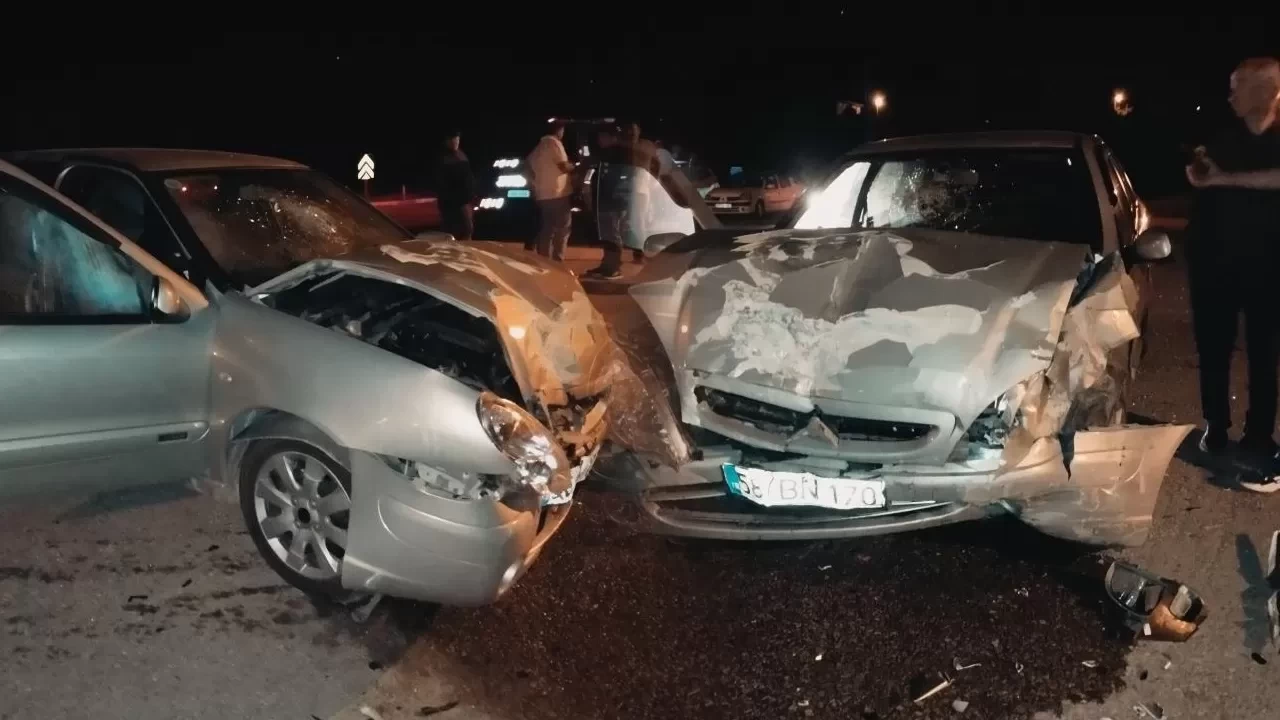 Hac ziyaretine gidiyorlardı! İki otomobil birbirine girdi: Ölü ve yaralılar var