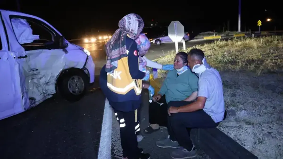 Nevşehir'de minibüs ile hafif ticari araç çarpıştı