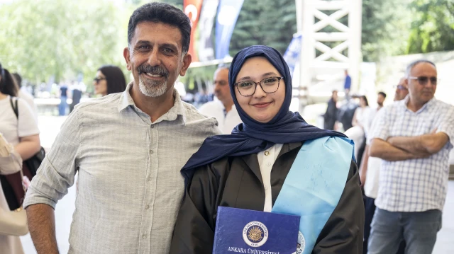 6 Şubat depremlerinde enkazdan 248’inci saatte çıkarılmıştı: Aleyna’ya diplomasını onu kurtaran madenci verdi