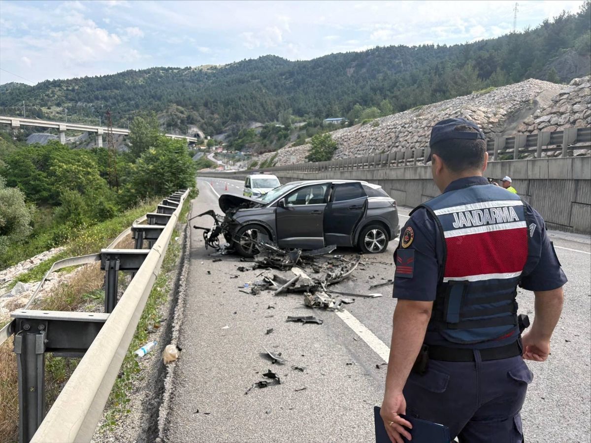 Bilecik'te otomobilin tıra çarptığı kazada 2 kişi yaralandı