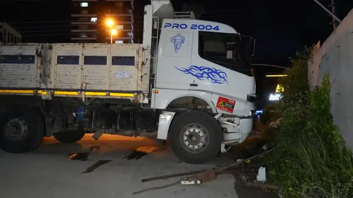 Kastamonu’da direksiyon başında fenalaşan sürücü, istinat duvarına çarptı