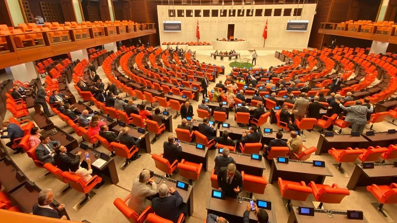 Partiler 2026 yazını oldukça sıcak ve yoğun geçirecek