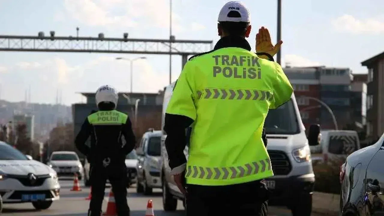 İzmir'de "dur" ihtarına uymadı: Aracından 118 bin uyuşturucu hap çıktı