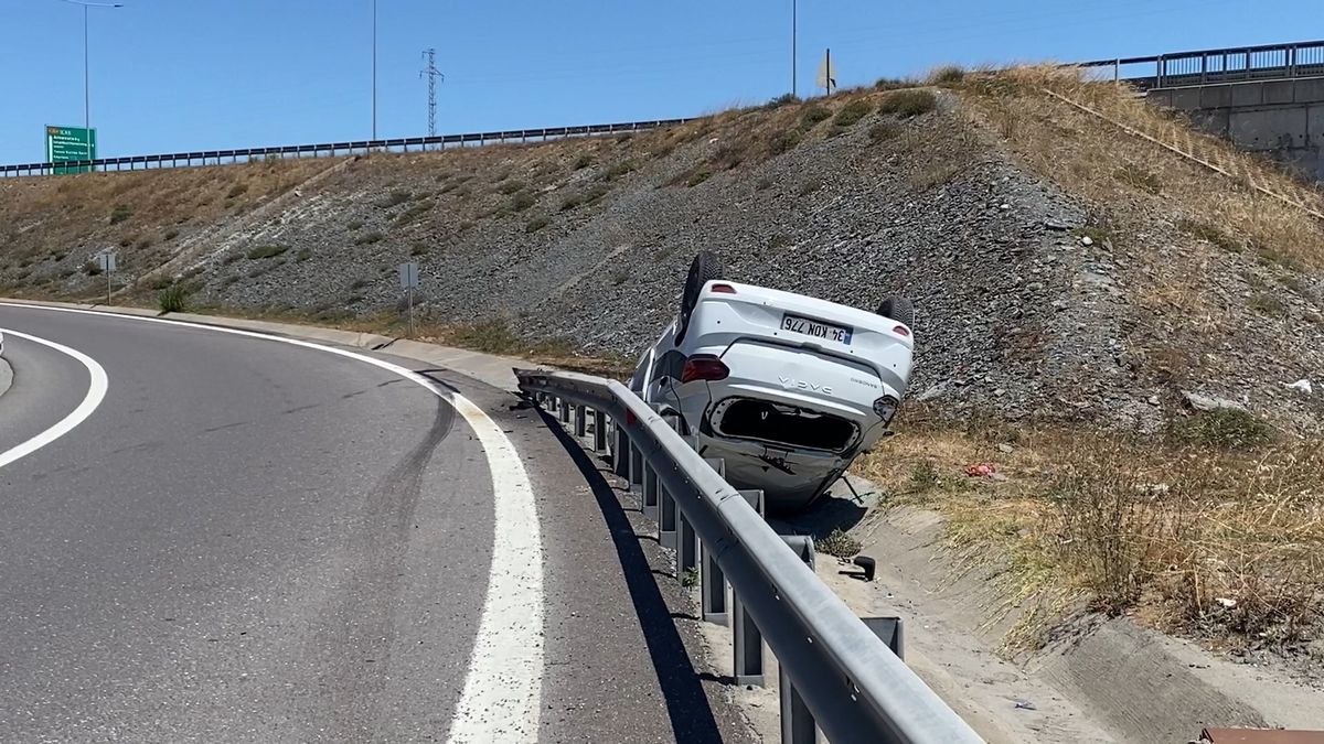 Başakşehir'de otomobil takla attı: 3 yaralı