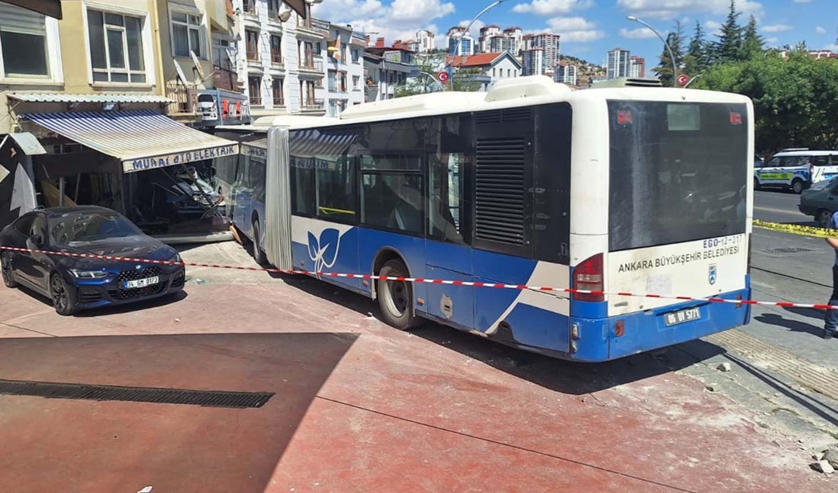 Belediye otobüsü iş yerine çarptı: Mamak’ta 7 kişi yaralandı