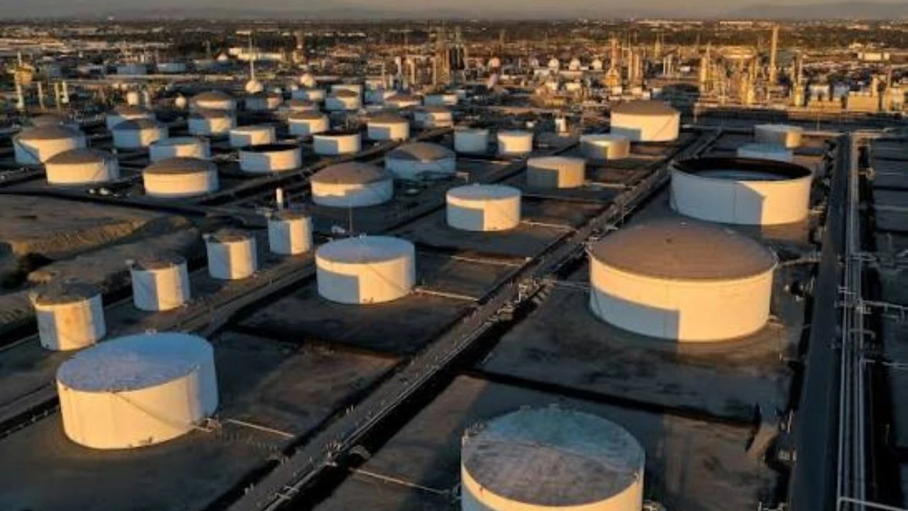ABD'nin petrol stoklarında düşüş sürüyor
