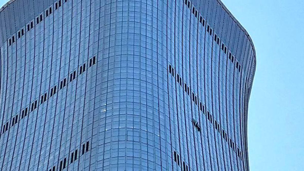 Pekin'de gizemli bir uçak 109 katlı gökdelene çarptı, Çin neden sessiz?