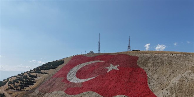 Dünyanın en büyük Türk bayrağı yeniden eski görkemine kavuştu
