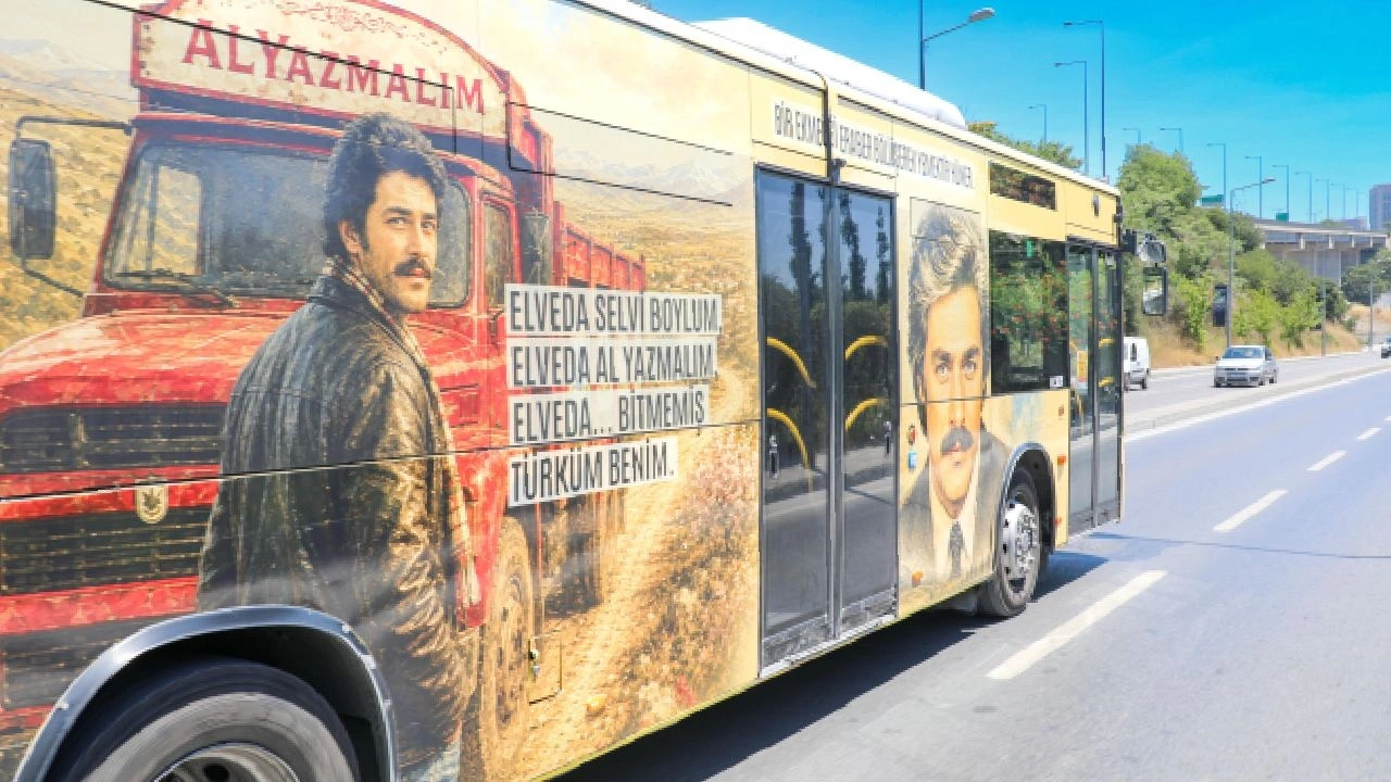 İstanbul caddelerinde Yeşilçam rüzgarı: İETT’den usta sanatçı Kadir İnanır’a vefa