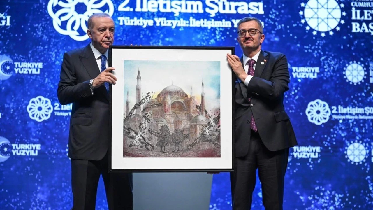 İletişim Başkanı Duran'dan Cumhurbaşkanı Erdoğan'a anlamlı hediye