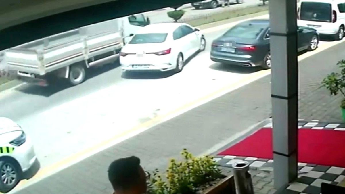 Bolu'da park yerinden çıkan otomobile kamyon çarptı