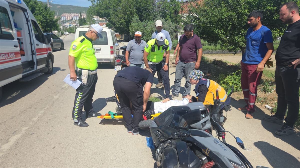 Bursa'da hafif ticari aracın çarptığı motosiklet sürücüsü yaralandı