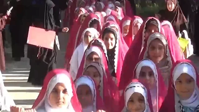 Yüzlerce çocuk "Emrin başım üstüne" deyip başörtüsüne ilk adımı attı