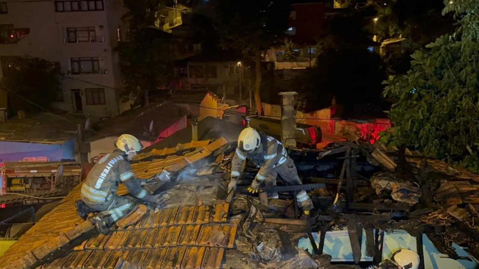 Gaziosmanpaşa'da yangın: Aniden büyüyen alevler üç evi sardı