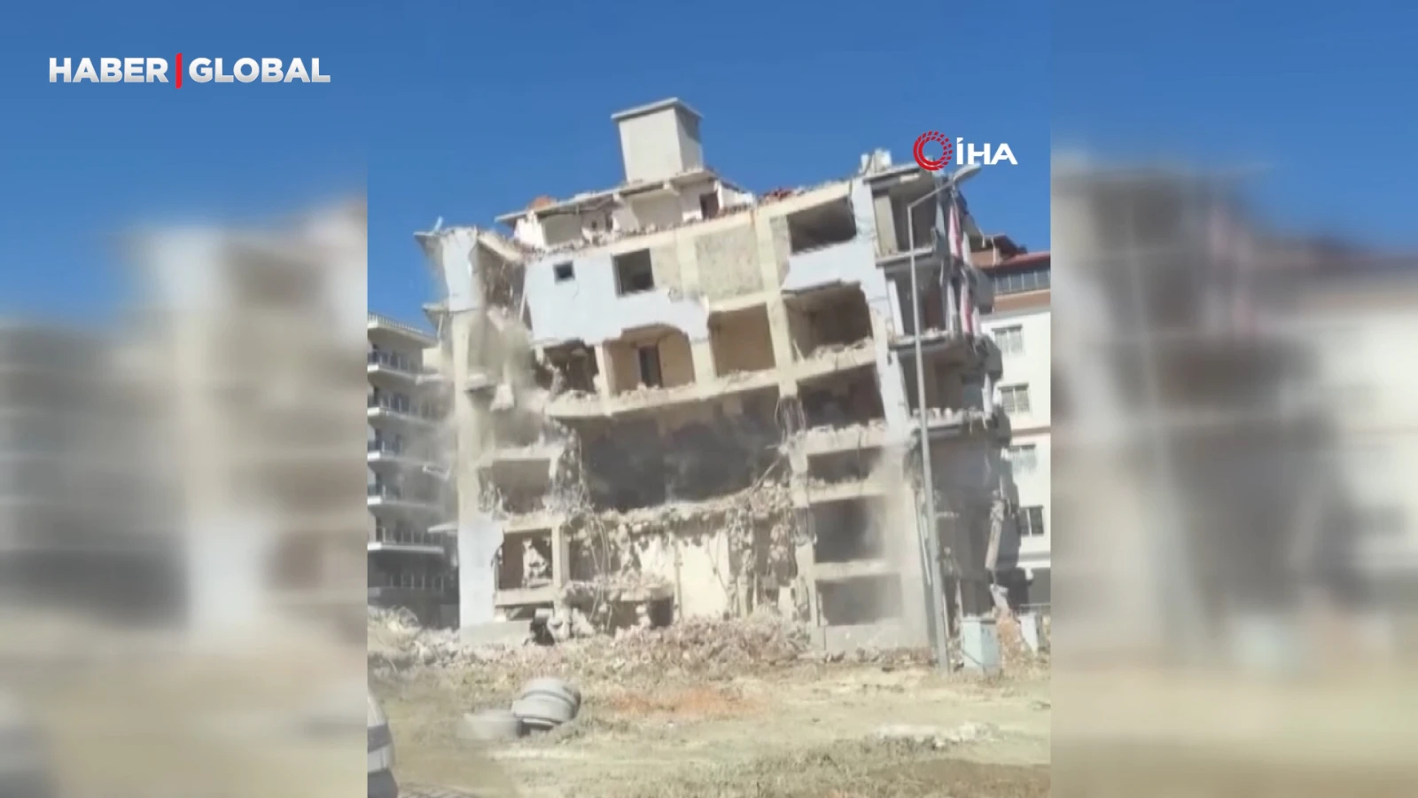 Hatay'da iş makinesinin tek dokunuşu ile yerle bir olan bina kamerada