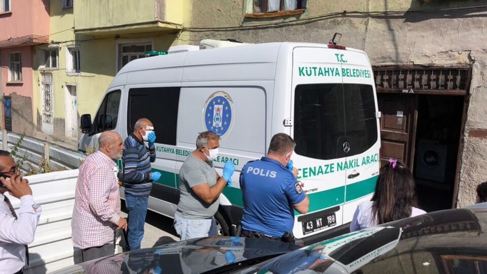 Günlerce cesetle birlikte yaşadı
