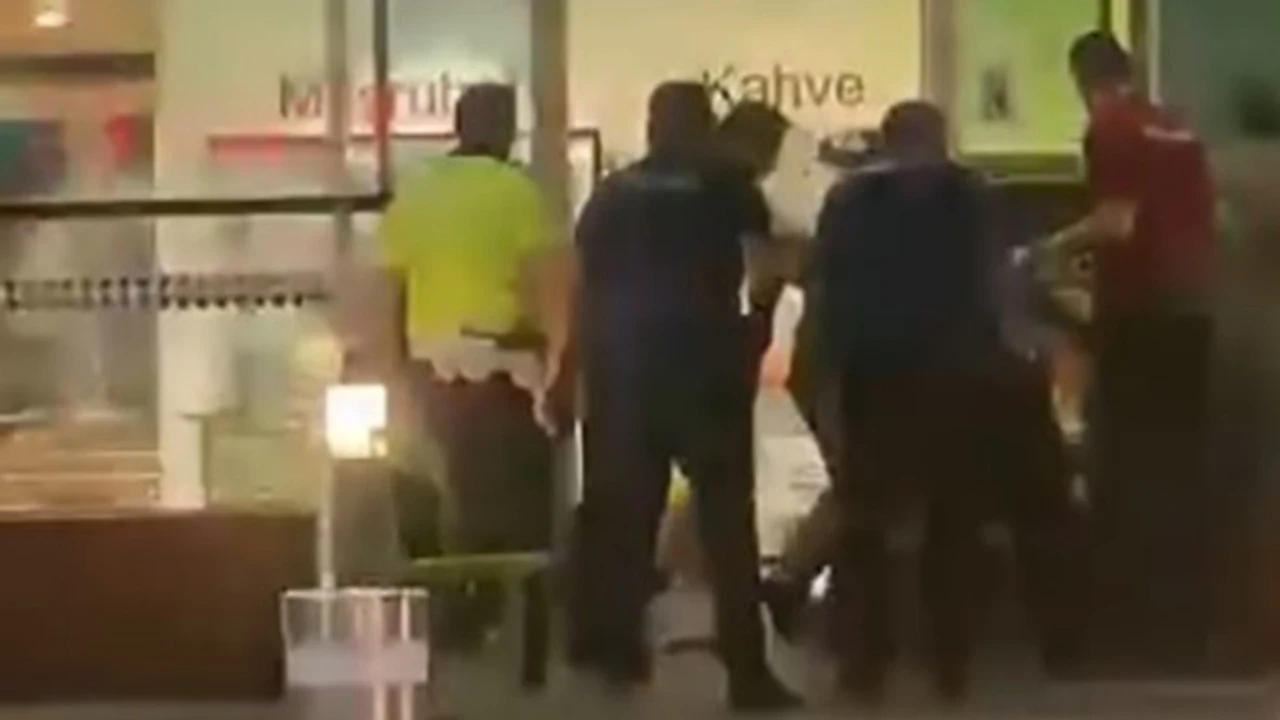 Havalimanında çift bıçaklı saldırgan dehşeti: 4 polis yaralandı